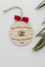 Wooden ornament disc Merry Christmas photographer 2026, camera, RTS